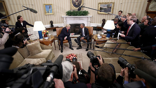 "אף פעם אל תענה כשזורקים שאלות". אובמה וטראמפ (צילום: AFP) (צילום: AFP)