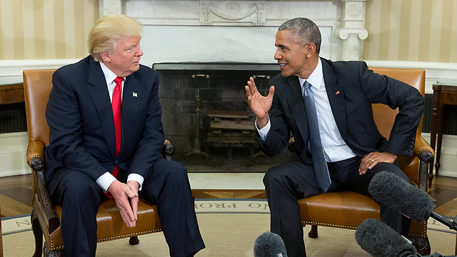 הנשיא היוצא, והנשיא הנכנס, בפגישת עבודה ראשונה בבית הלבן (צילום: EPA) (צילום: EPA)