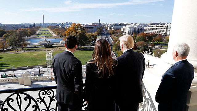 ראיין עם בני הזוג טראמפ, במרפסת בגבעת הקפיטול (צילום: AP) (צילום: AP)