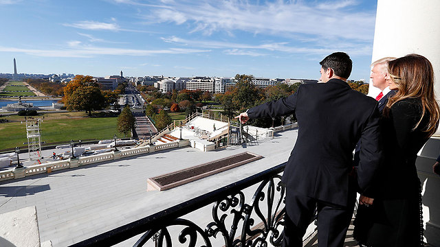 יו"ר בית הנבחרים פול ראיין מראה לזוג טראמפ את הנוף (צילום: AP) (צילום: AP)