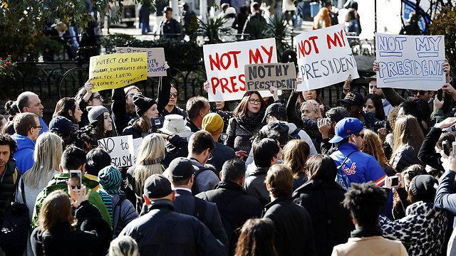 עוד יום של הפגנות במנהטן, ליד מגדל טראמפ (צילום: AP) (צילום: AP)