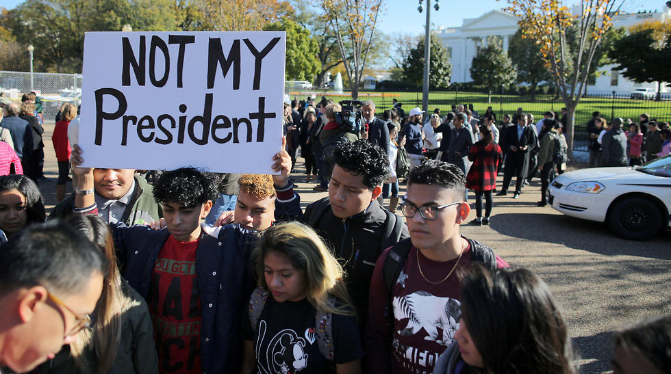 מפגינים נגד טראמפ מחוץ לבית הלבן (צילום: רויטרס) (צילום: רויטרס)