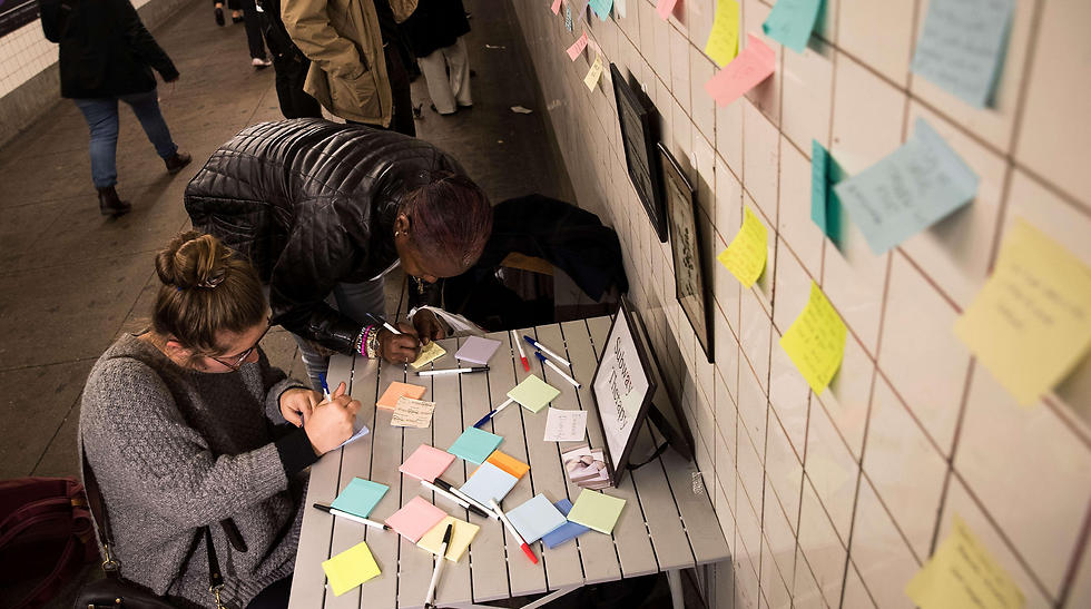 פרויקט בתחנת רכבת תחתית בניו יורק: נוסעים כותבים על פתקים את התחושה אחרי הבחירות (צילום: AFP) (צילום: AFP)