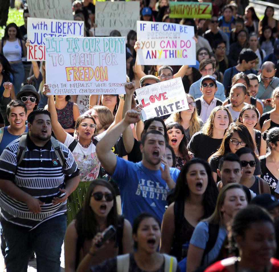 מפגינים בלוס אנג'לס (צילום: EPA) (צילום: EPA)