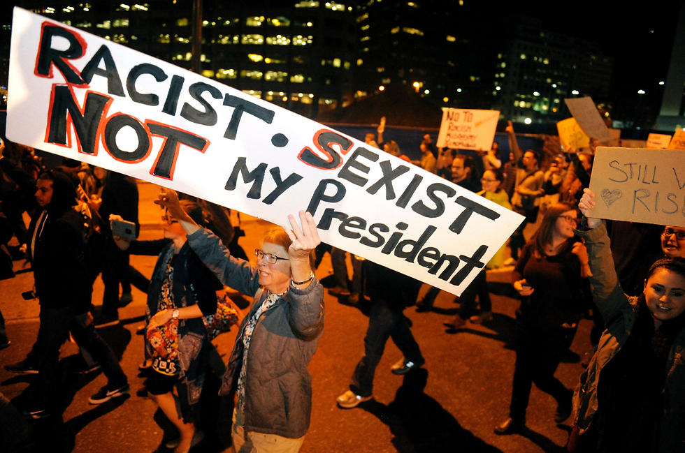 "גזען, סקסיסט". הפגנות נגד טראמפ בדנבר (צילום: AFP) (צילום: AFP)