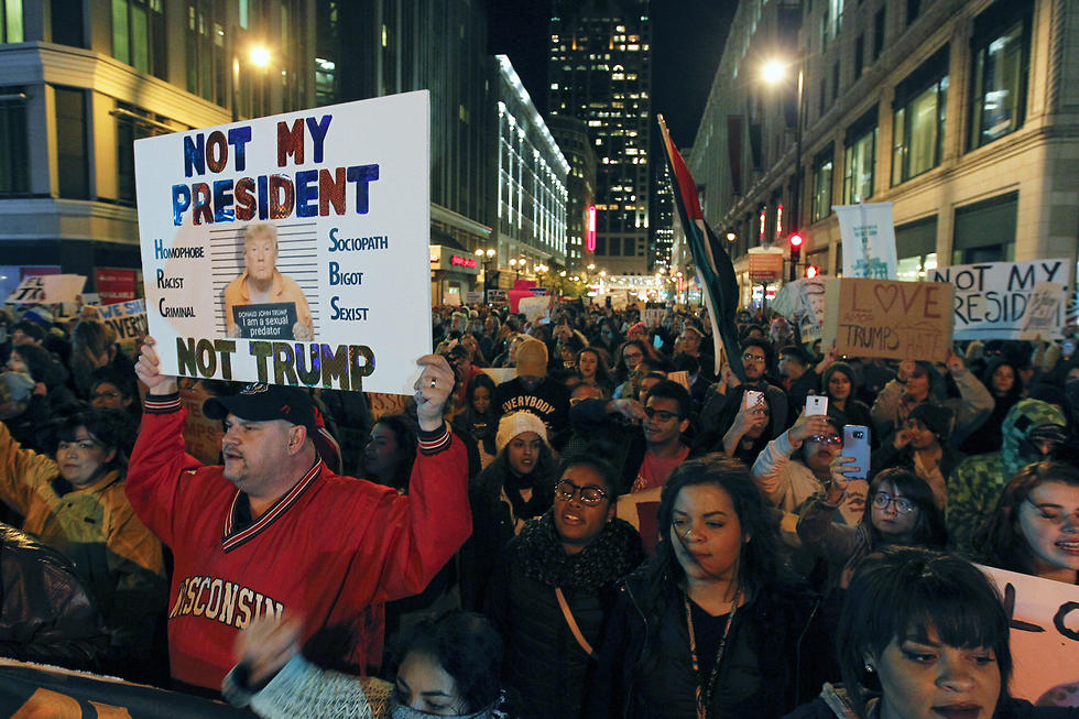 הפגנה נגד טראמפ בנובמבר, אחרי הניצחון בבחירות (צילום: AP) (צילום: AP)