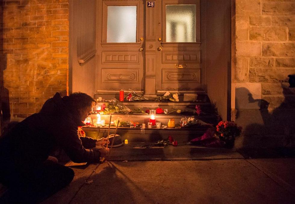 מעריצים מדליקים נרות על מפתן דלתו של כהן (צילום: Getty imagers) (צילום: Getty imagers)