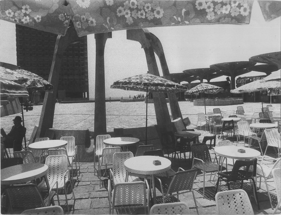 בתי הקפה בכיכר, 1977 (צילום: שלום בר טל) (צילום: שלום בר טל)