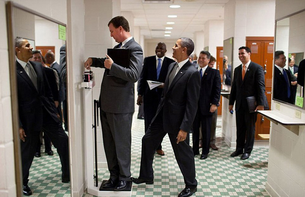 אובמה "מסייע" למנהל הנסיעות שלו לשקול את עצמו (צילום: Offical White House Photo) (צילום: Offical White House Photo)