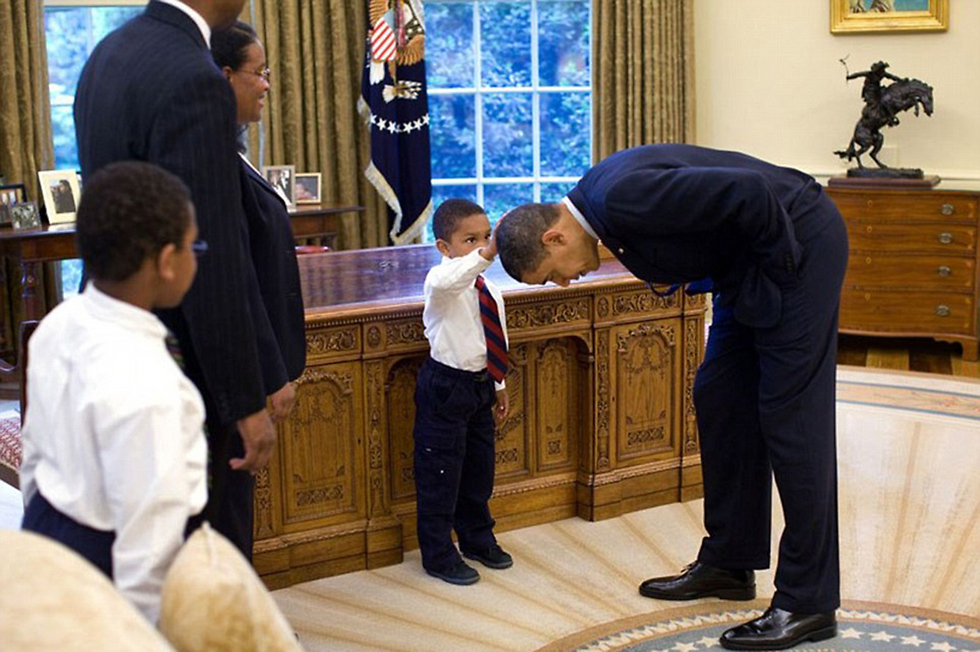 מטה ראש: אובמה נענה לבקשת ילד של עובד בבית הלבן (צילום: Offical White House Photo) (צילום: Offical White House Photo)