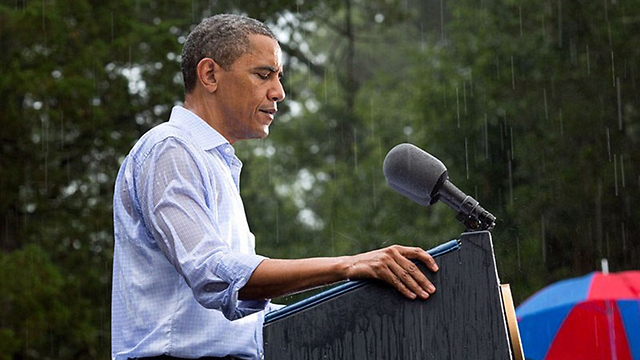 אנשים חיכו לנאום אובמה בגשם. הוא חש סולידריות ונאם בגשם שוטף (צילום: Offical White House Photo) (צילום: Offical White House Photo)