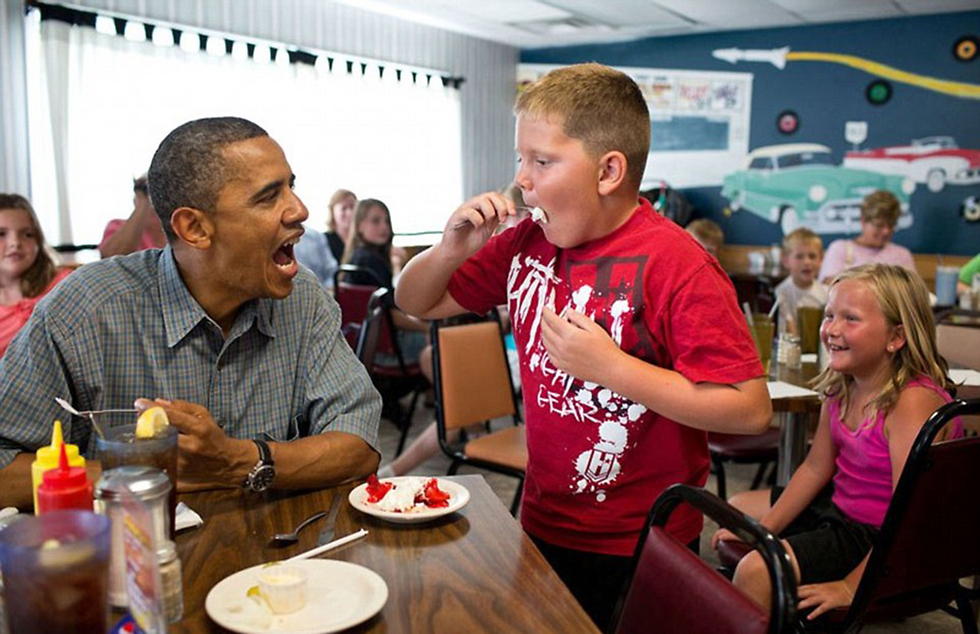 יודע גם לחלוק. אובמה וילד נהנים מעוגת תותים (צילום: Offical White House Photo) (צילום: Offical White House Photo)