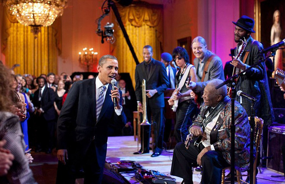 חולק את הכישרון המוזיקלי שלו עם אגדת המוזיקה בי בי קינג (צילום: Offical White House Photo) (צילום: Offical White House Photo)