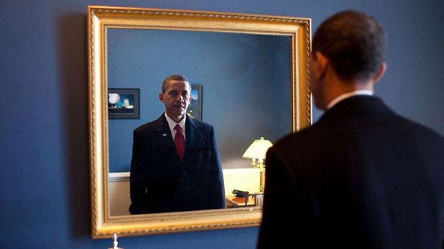 בוחן את המראה לפני ההשבעה בכהונה הראשונה ב-2009 (צילום: Offical White House Photo) (צילום: Offical White House Photo)