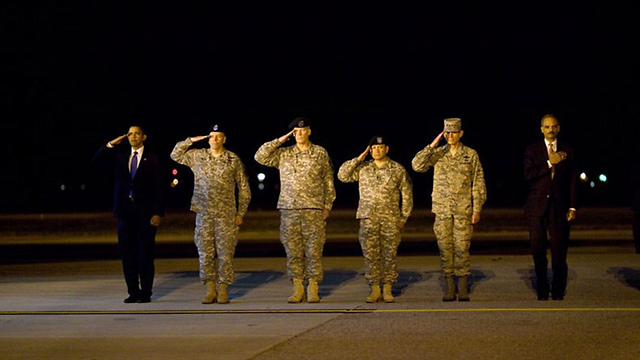 מצדיע לחיילים שנהרגו באפגניסטן (צילום: Offical White House Photo) (צילום: Offical White House Photo)