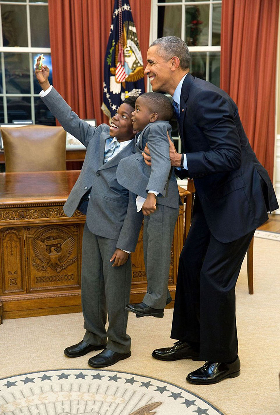 ילדיה של עובדת הבית הלבן שסיימה את תפקידה זוכים לסלפי (צילום: Offical White House Photo) (צילום: Offical White House Photo)