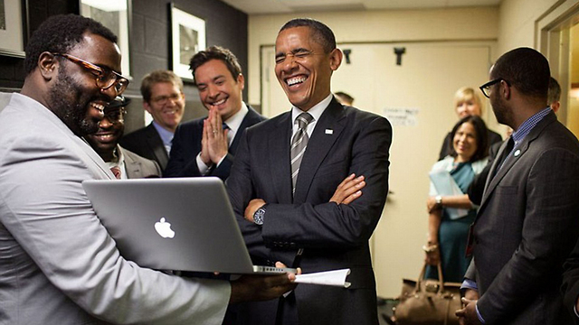 ג'ימי פאלון מכין את אובמה למערכון. עוד לפני היה מצחיק (צילום: Offical White House Photo) (צילום: Offical White House Photo)
