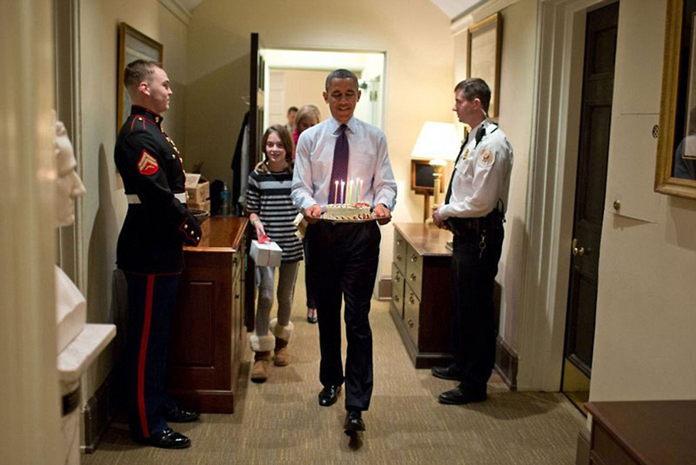 אובמה חוגג עם עוגה לראש הסגל שלו בשנת 2013 (צילום: Offical White House Photo) (צילום: Offical White House Photo)