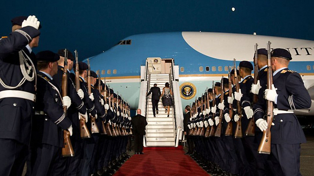 עולים למטוס ברקע החשכה (צילום: Offical White House Photo) (צילום: Offical White House Photo)