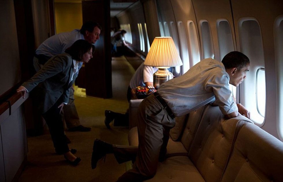 אובמה צופה מהמטוס בנזקי סופת הטורנדו שפגעה באוקלוהומה (צילום: Offical White House Photo) (צילום: Offical White House Photo)