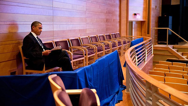 עובד על נאום אחרי הטבח בבית הספר סנדי הוק בקונטיקט (צילום: Offical White House Photo) (צילום: Offical White House Photo)