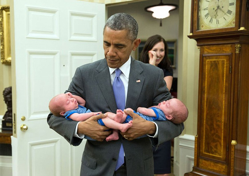 קיבל הצצה ראשונה לתאומים שנולדו לעובדת הבית הלבן (צילום: Offical White House Photo) (צילום: Offical White House Photo)