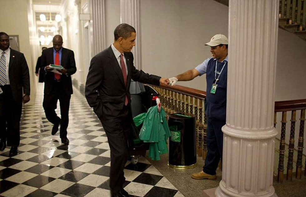 תן כיף. אובמה ועובד ניקיון (צילום: Offical White House Photo) (צילום: Offical White House Photo)