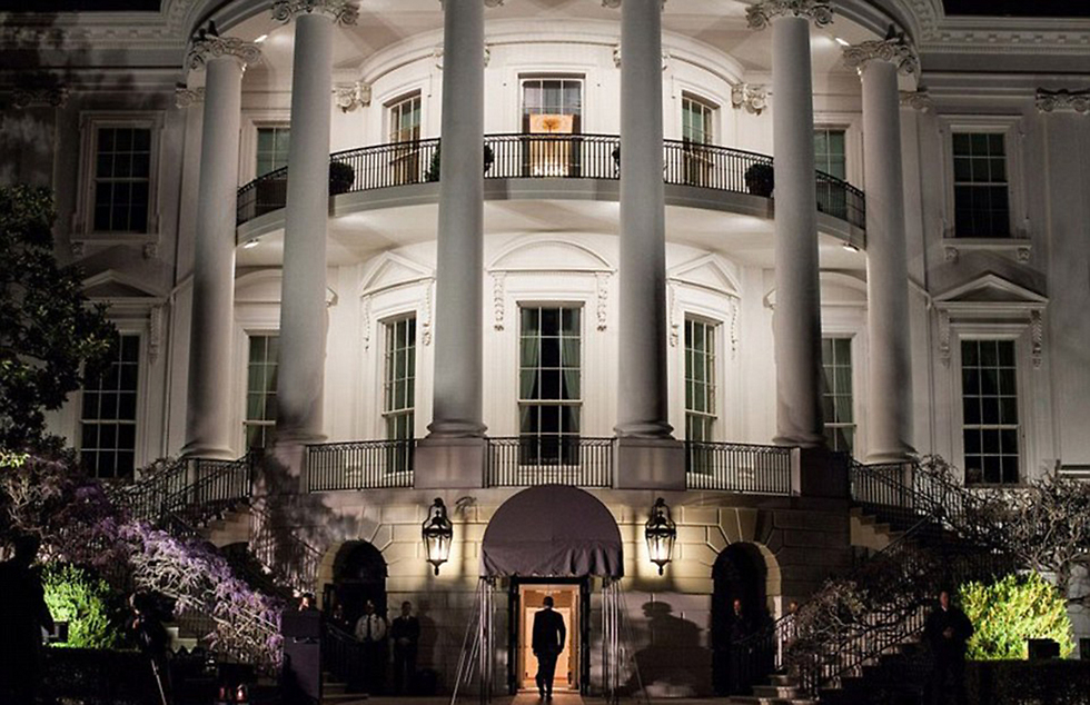אחרי הנחיתה עם המסוק הנשיאותי בכניסה לבית הלבן (צילום: Offical White House Photo) (צילום: Offical White House Photo)