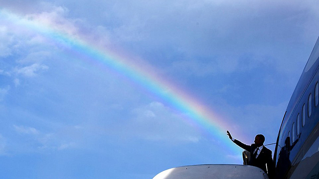 נפרד לשלום ברקע הקשת בענן (צילום: Offical White House Photo) (צילום: Offical White House Photo)
