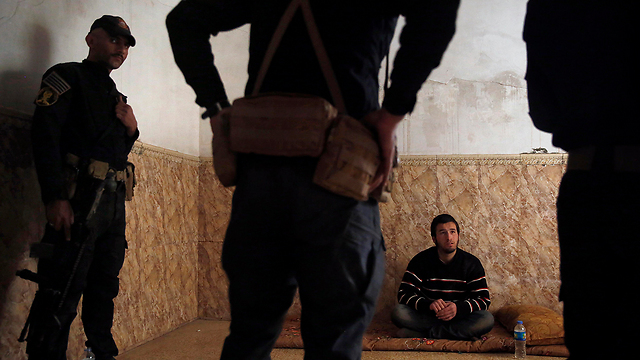 חוקרים חשוד בהשתייכות לדאעש (צילום: mct) (צילום: mct)