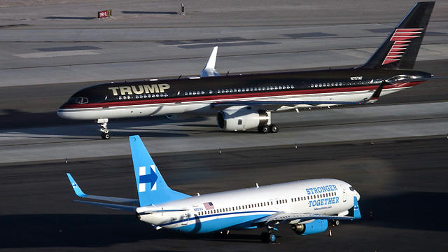 המטוס הענק של טראמפ לעומת המטוס שעמו הגיעה קלינטון לעימות (צילום: AFP) (צילום: AFP)