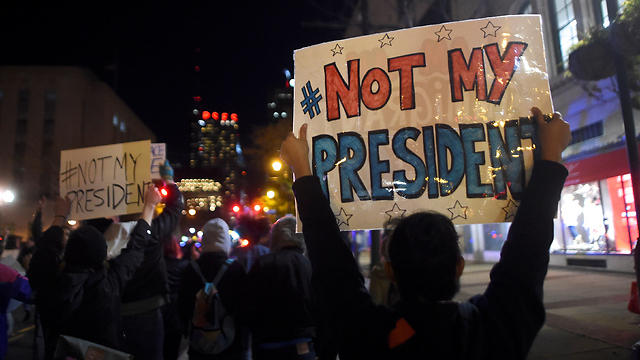 "לא הנשיא שלי". מפגינים בפילדלפיה (צילום: רויטרס) (צילום: רויטרס)