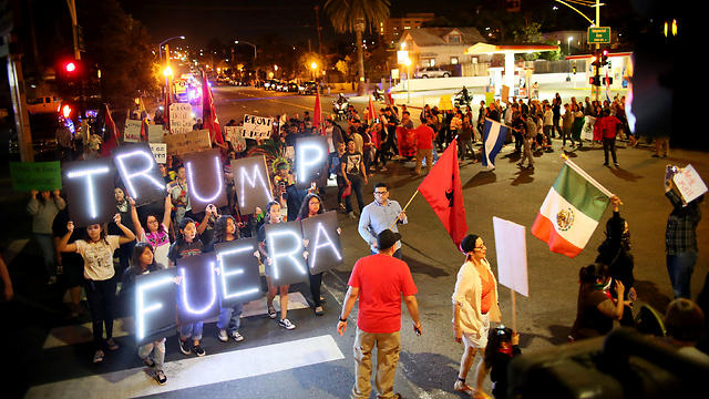 דגלי מכסיקו נגד טראמפ הלילה בסן דייגו, קליפורניה (צילום: רויטרס) (צילום: רויטרס)