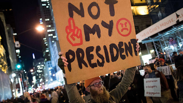 מפגינים נגד טראמפ בניו יורק. "לא הנשיא שלי" (צילום: AFP) (צילום: AFP)