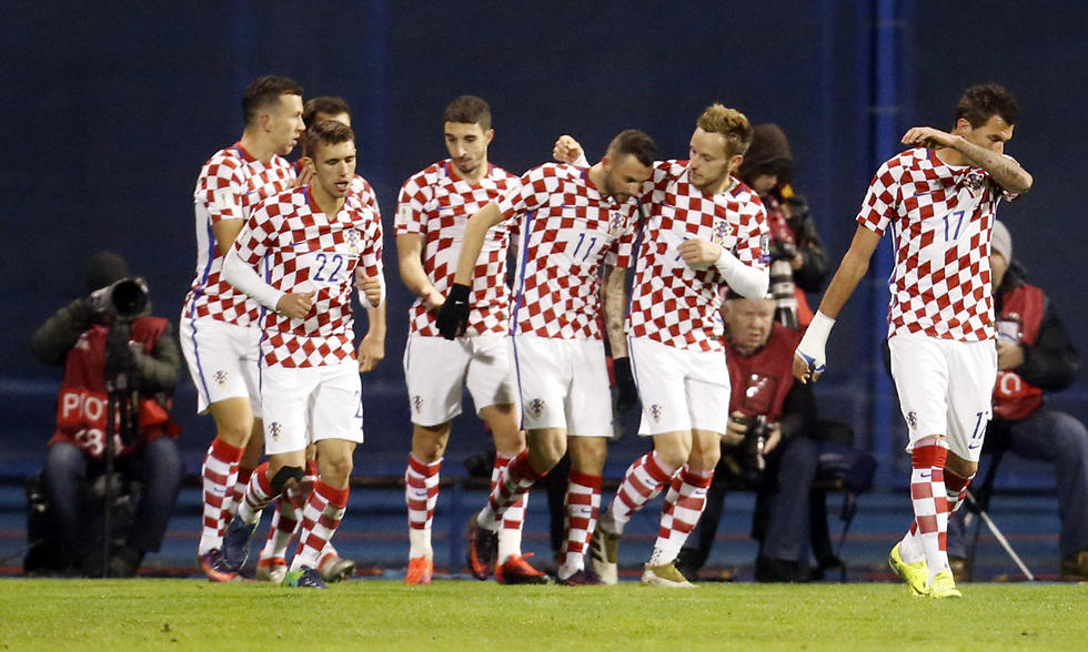 נבחרת קרואטיה חוגגת (צילום: AP) (צילום: AP)