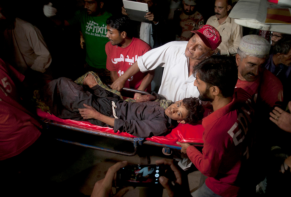 מפנים פצועים בפקיסטן (צילום: AP) (צילום: AP)