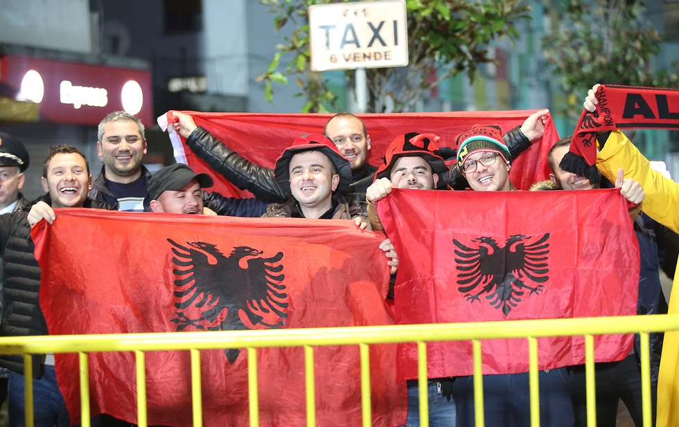 אוהדי אלבניה מראים נוכחות (צילום: ראובן שוורץ, אלבניה) (צילום: ראובן שוורץ, אלבניה)