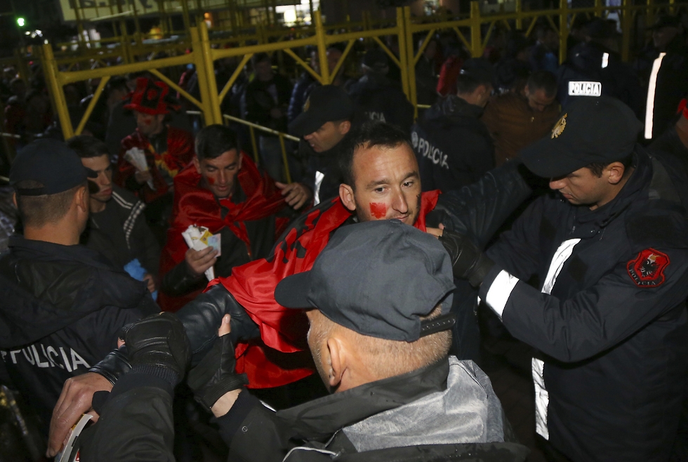 אוהד אלבני נבדק בכניסה למגרש (צילום: AP) (צילום: AP)