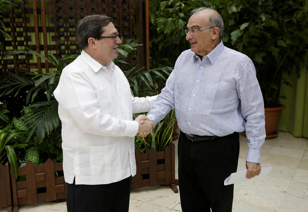לחצו ידיים. הנציג הקולומביאני, שר החוץ של קובה ונציג המחתרת (צילום: רויטרס) (צילום: רויטרס)
