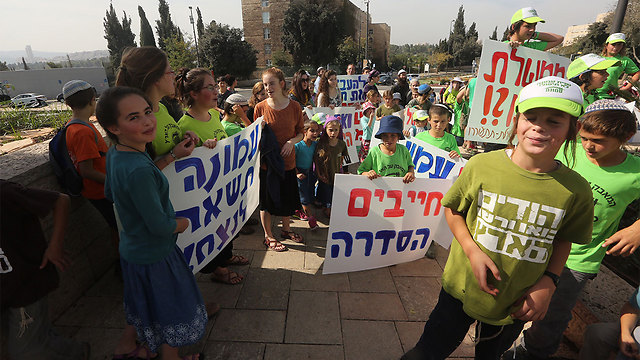 Children from Amona demonstrate in Jerusalem in favor of legalizing the outpost (Photo: Gil Yohanan)