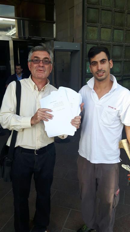 אליאל לאביאן ואלכס טנצר עם מכתבי ההתפטרות (צילום: עובדי עיריית ירושלים) (צילום: עובדי עיריית ירושלים)