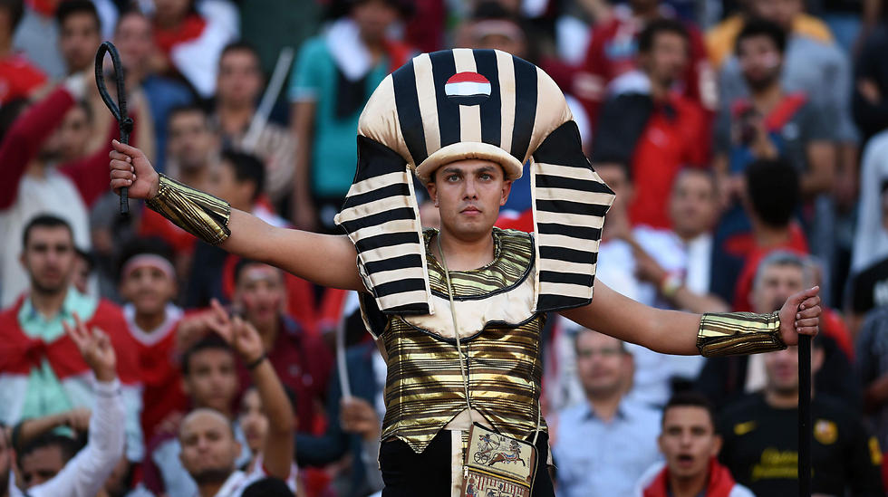 האוהדים המצרים בטירוף (צילום: AFP) (צילום: AFP)