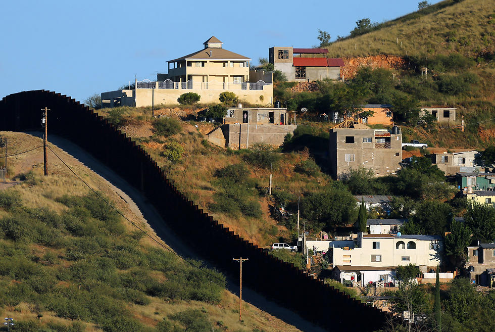 הגדר בנוגאלס, שמפרידה בין הצד המכסיקני לצד האמריקני (צילום: רויטרס) (צילום: רויטרס)