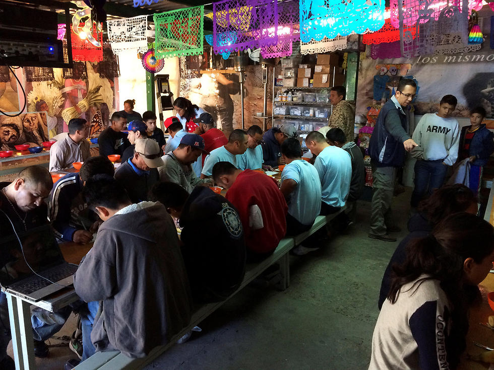 מהגרים בנוגאלס, מכסיקו, מחכים לעבור את הגבול (צילום: רויטרס) (צילום: רויטרס)