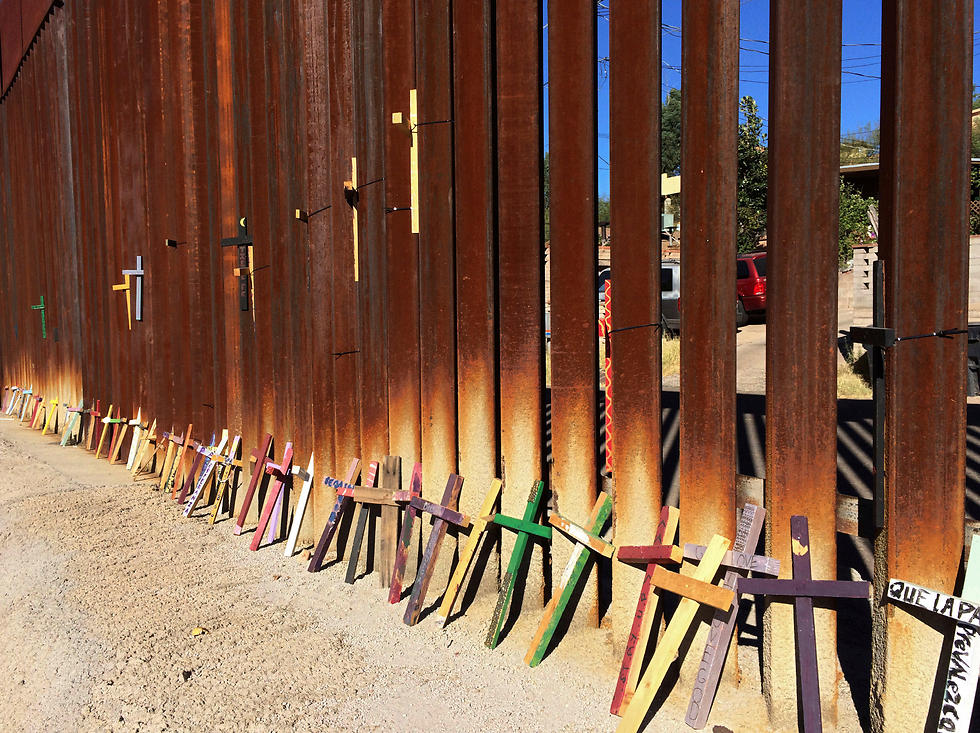 גדר העץ בגבול, עם צלבים לזכר המכסיקנים שמתו במהלך המסע לארה"ב (צילום: רויטרס) (צילום: רויטרס)