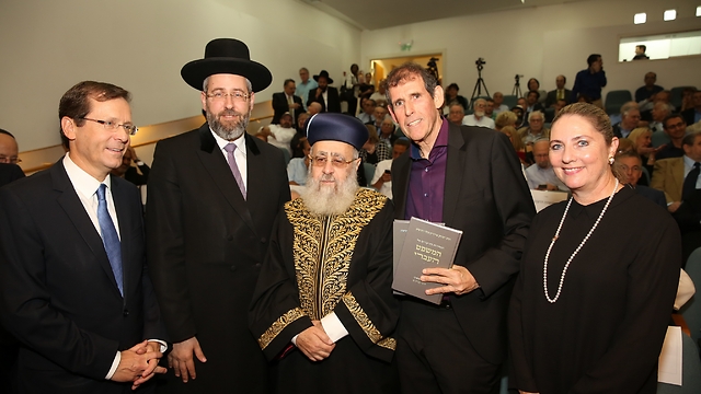 הרבנים הראשיים עם הרצוג, רעייתו ודב אייכנוולד (צילום: איציק בירן) (צילום: איציק בירן)