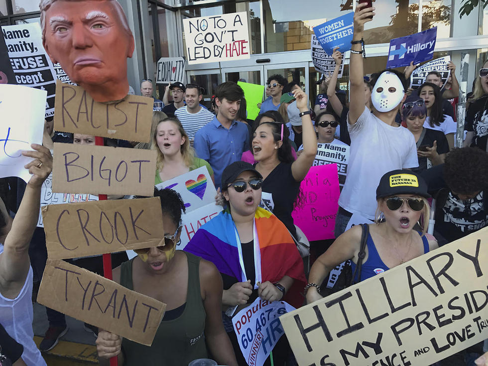 הפגנה נגד טראמפ מחוץ לאולפני CNN בלוס אנג'לס (AP) (AP)