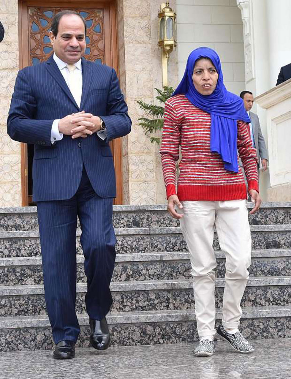 הנשיא המצרי הורה למשרד השיכון לתת לה דירה מרוהטת, שיעורי נהיגה ורכב ()
