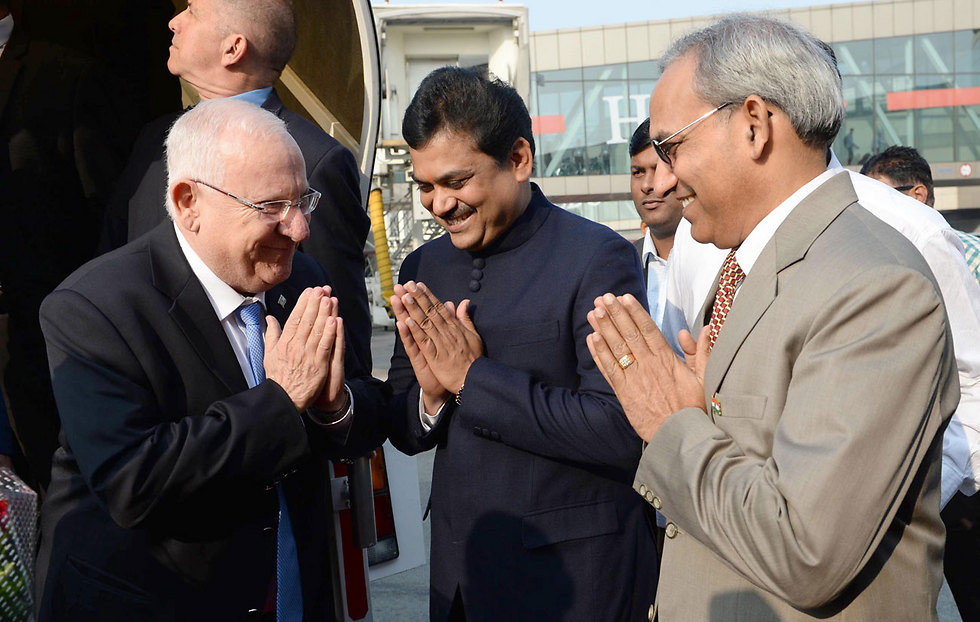 Rivlin greeted by Indian President Pranab Mukherjee (Photo: Mark Neiman, GPO)