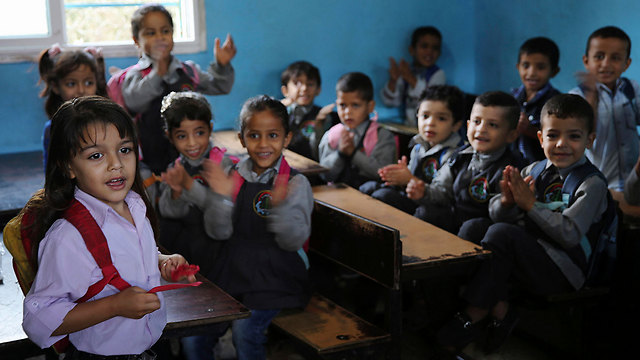 עבד אל-ראני אל-עטר הקטן בבית הספר ברפיח (צילום: AP) (צילום: AP)